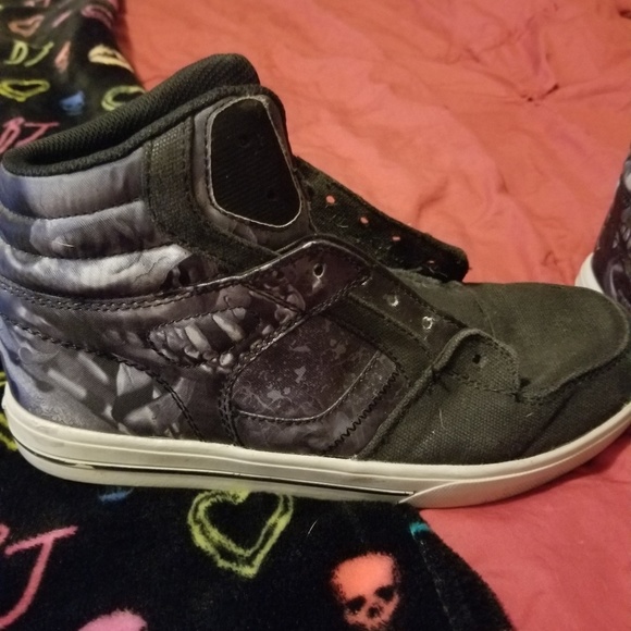 Boys sneakers, worn maybe twice - Picture 3 of 5